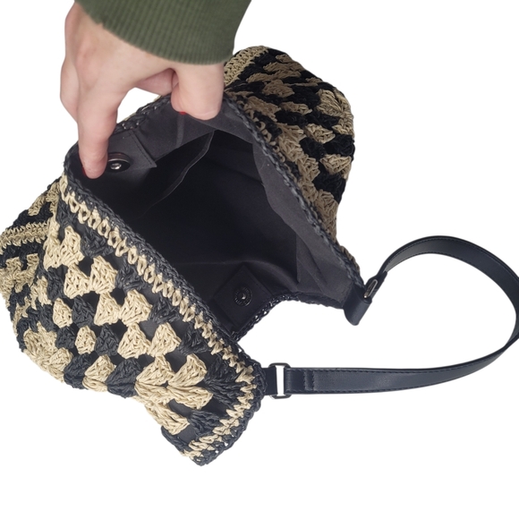 boohoo Contrast Crochet Beach Bag - Picture 4 of 7